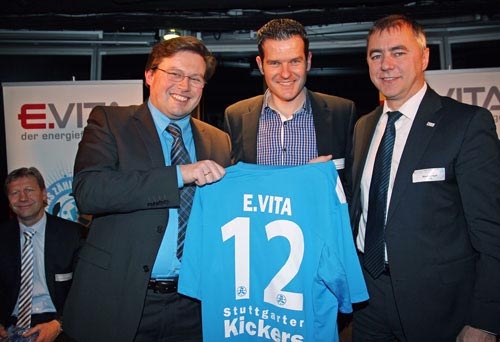 Der Dank an EVITA: Kickers-Manager Jens Zimmermannüberreichte ein Kickers-Trikot an die beiden EVITA Der Dank an EVITA: Kickers-Manager Jens Zimmermannüberreichte ein Kickers-Trikot an die beiden EVITA