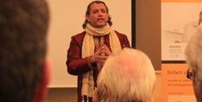 Sanjay Sauldie während eines Vortrages Sanjay Sauldie während eines Vortrages