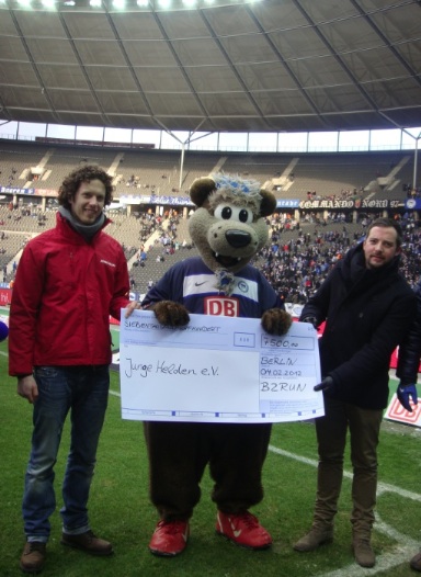 Christoph Federspiel (r.) überreichte Ritchie Vogel (l.) einen Spendenscheck über 7.500 Euro