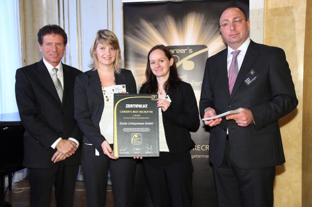 Karina Michalko M.A. (2.v.l.) und Mag. Christine Kohlreiter (beide Human Resources ZKW) mit Bundesmi