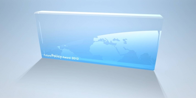Der ungewöhnliche Glas-Award wurde von Designer Peter Schmidt entworfen
