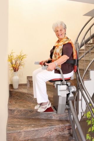 Schmale Treppe? Ein Treppenlift nimmt steilen oder schmalen Treppen ihren Schrecken und erhält die M Schmale Treppe? Ein Treppenlift nimmt steilen oder schmalen Treppen ihren Schrecken und erhält die M