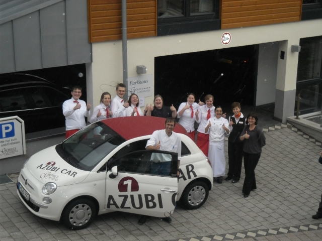 Gregorio Molina Reyes (vorne), strahlender?Azubi des Monats? des Göbel?s Landhotel Willingen mit sei Gregorio Molina Reyes (vorne), strahlender?Azubi des Monats? des Göbel?s Landhotel Willingen mit sei