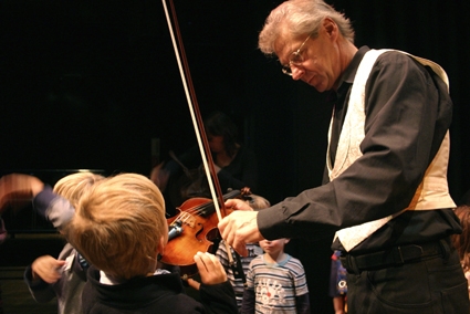 Was die kleine Geige Stradi erlebt, das sehen und hören Münchner Kinder im mini.musik Mitmachkonzert