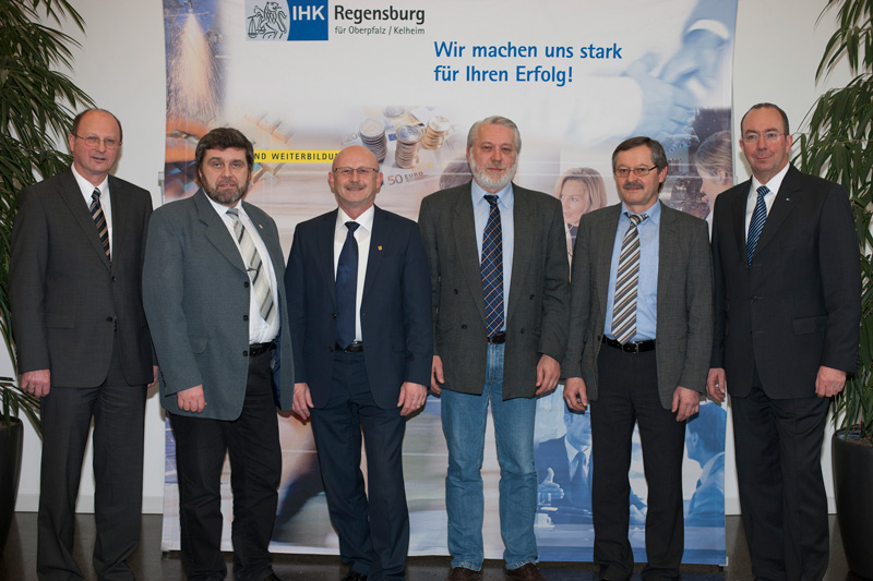 v.l. Rudolf Maier von der IHK, Michael Dirscherl, Karl Damm, Thomas Mrasek, Lorenz Heimerl und IHK-P v.l. Rudolf Maier von der IHK, Michael Dirscherl, Karl Damm, Thomas Mrasek, Lorenz Heimerl und IHK-P