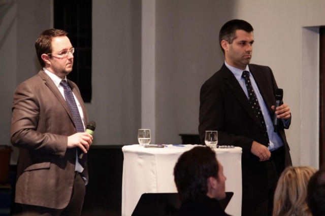 Schufaexperte Rechtsanwalt Sven Tintemann bei einer geschädigten Versammlung zusammen mit Rechtsanwa Schufaexperte Rechtsanwalt Sven Tintemann bei einer geschädigten Versammlung zusammen mit Rechtsanwa