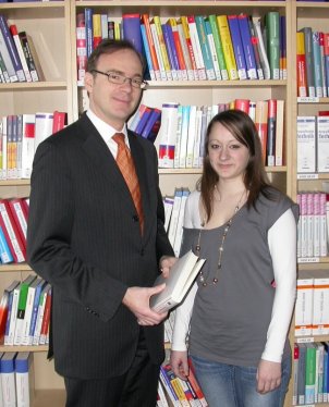 Dekan Prof. Dr. Kirst und Vera Sand (Studentin im 1. Semester) in der Bibliothek Dekan Prof. Dr. Kirst und Vera Sand (Studentin im 1. Semester) in der Bibliothek