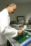 Testingenieur Herr Andreas Hilbert bei einer Inbetriebnahme am Eschke-Tester
