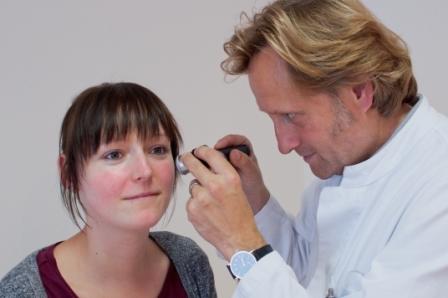 Jennifer leidet unter Rosacea – einer häufigen Hauterkrankung, die mit anhaltenden Gesichtsrötungen Jennifer leidet unter Rosacea – einer häufigen Hauterkrankung, die mit anhaltenden Gesichtsrötungen