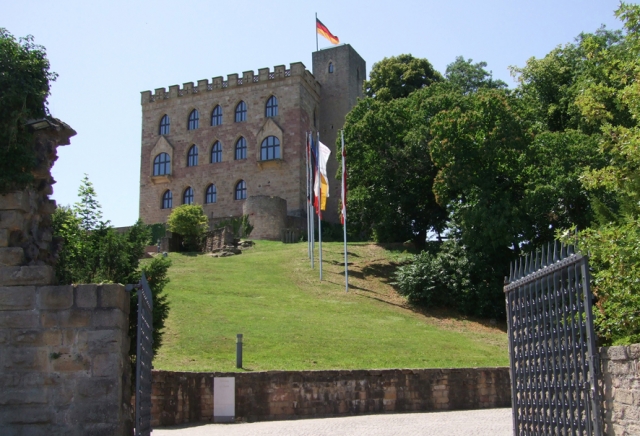 Einheit, Freiheit und Demokratie: Das Hambacher Schloss in Neustadt an der Weinstraße ist eines der Einheit, Freiheit und Demokratie: Das Hambacher Schloss in Neustadt an der Weinstraße ist eines der