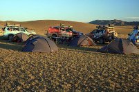 Abenteuer auf vier Räder: Ein Abendlager der XWORLD-Tour in Bayandalay in der Mongolei