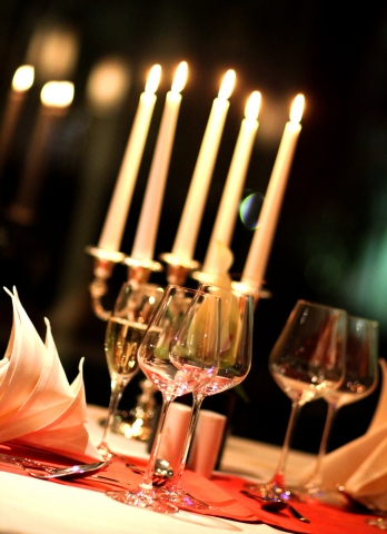 Candlelight Dinner im Restaurant Maximilian Frankfurt. Bild: Helene Souza, Pixelio Candlelight Dinner im Restaurant Maximilian Frankfurt. Bild: Helene Souza, Pixelio