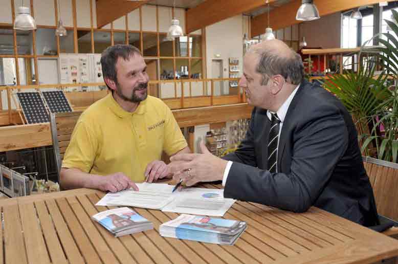 Christian Ehlers (Holz Ehlers, links) im Gespräch mit Heinfried Becker (energiekonsens). Christian Ehlers (Holz Ehlers, links) im Gespräch mit Heinfried Becker (energiekonsens).