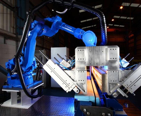 Infrarot-Strahler, hier als Teil einer Roboterzelle, sind präzise steuerbar und erwärmen Kompositmat Infrarot-Strahler, hier als Teil einer Roboterzelle, sind präzise steuerbar und erwärmen Kompositmat