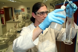 Der Chemielaborant Christian Kamp von BASF Wall Systems wurde für sein Berufsschulabschlusszeugnis m Der Chemielaborant Christian Kamp von BASF Wall Systems wurde für sein Berufsschulabschlusszeugnis m