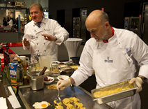 Frank Schwarz (l.) wird demnächst wieder in der arabischen Wüste kochen.