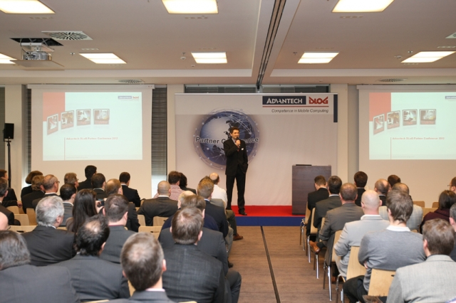 Lars Böddeker, Vertriebsleiter Europa bei Advantech-DLoG, begrüßt die Teilnehmer der Partnerkonferen Lars Böddeker, Vertriebsleiter Europa bei Advantech-DLoG, begrüßt die Teilnehmer der Partnerkonferen
