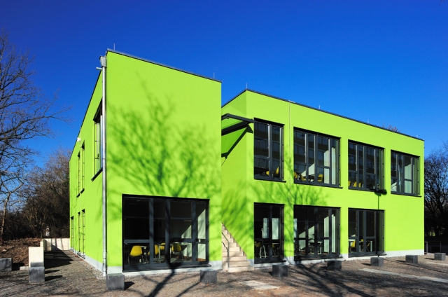 Frisches Grün kennzeichnet den Neubau mit Raummodulen von ALHO für die Uni Köln.