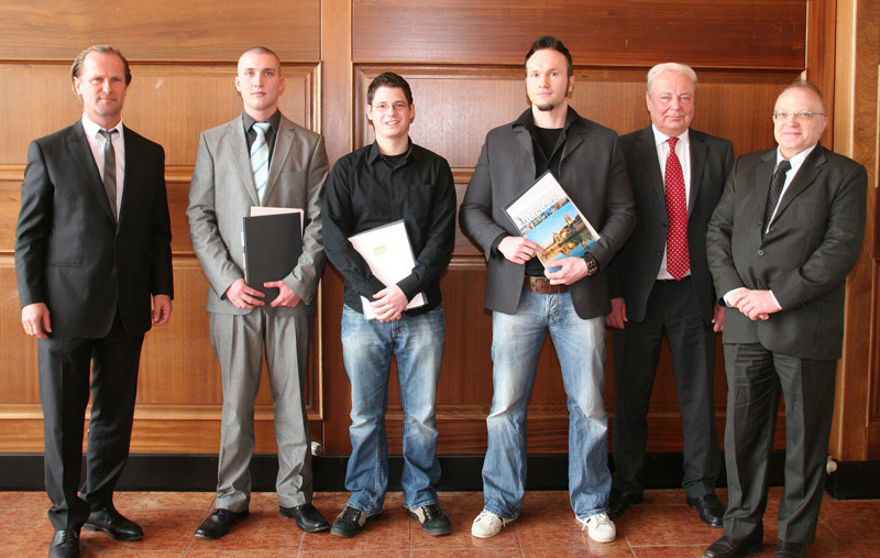 v.l. A. Eckert Frhr. v. Waldenfels, mit den Prüfungsbesten Alexander Böhm (1,45), Stefan Maier (1,18 v.l. A. Eckert Frhr. v. Waldenfels, mit den Prüfungsbesten Alexander Böhm (1,45), Stefan Maier (1,18