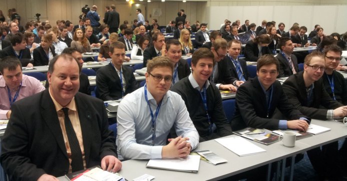 Prof. Opitz (l.) und Studierende