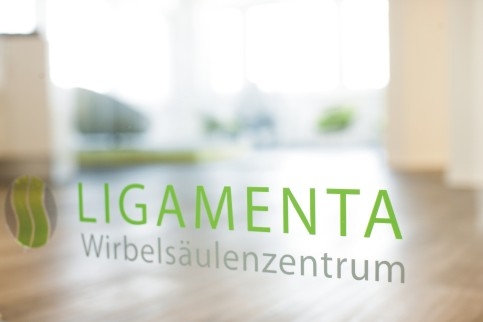 Wenn der Rücken schmerzt - das Team des Ligamenta Wirbelsäulenzentrums informiert bei einer Patiente