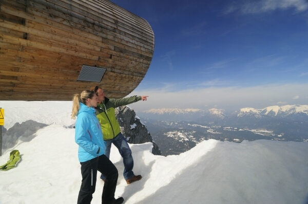 Paar blickt neben der Bergwelt Karwendel ins Isartal bei Mittenwald  (Oberbayern)