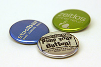 Vorsicht ansteckend! Die neuen farbige Metallbuttons transportieren Werbebotschaften im 
