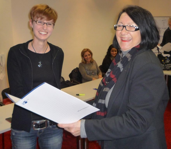 Frau Lehmann (links, Teilnehmerin) mit Frau Feldmann (rechts, Seminarleitung)