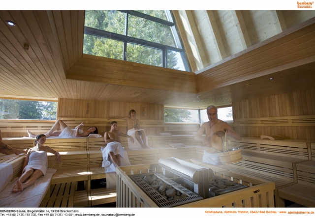 Gesamtambiente mit der KOMFORT-Sauna-Profiline, ausgestattet mit 2 x 36 kW Goliath Saunaöfen mit Sic