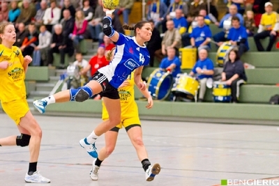 Linksaussen Petra Janeckova beim Torwurf Linksaussen Petra Janeckova beim Torwurf
