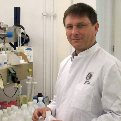 Udo Wenske, Inhaber der ASSTOR Reinstwassertechnik hat OXOSANUM-Chlordioxid entwickelt Udo Wenske, Inhaber der ASSTOR Reinstwassertechnik hat OXOSANUM-Chlordioxid entwickelt