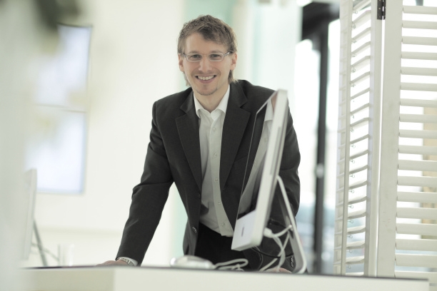 Der Herr der Cyber-Sekretärinnen - Martin Thür Der Herr der Cyber-Sekretärinnen - Martin Thür