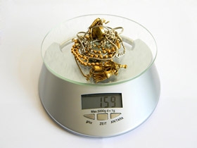 Goldschmuck auf Digitalwaage Goldschmuck auf Digitalwaage
