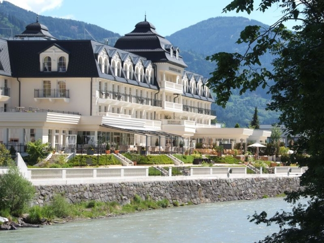 Das Grandhotel Lienz besticht durch seine fantastische Lage direkt an der Isel.
