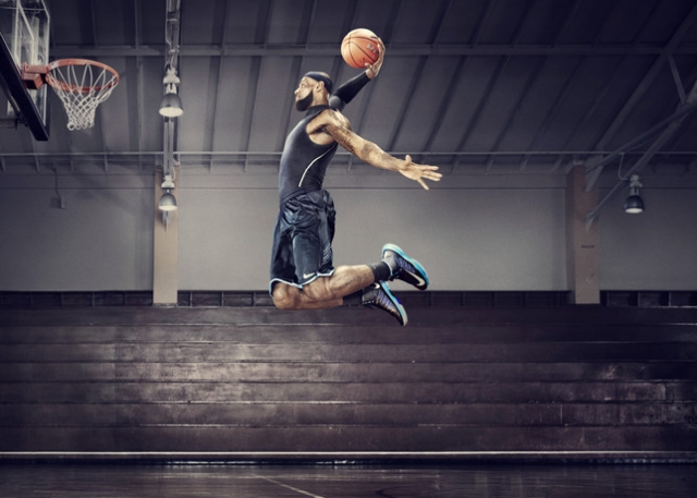 LeBron James mit der neuen Nike+ Basketball Technologie LeBron James mit der neuen Nike+ Basketball Technologie