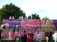 der lila Bus auf Tour...