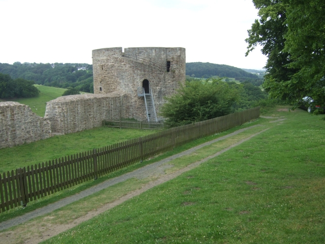 Seit dem Mittelalter thront die Burganlage Blankenberg mit dem Bastionsturmüber dem Siegtal. Fachver Seit dem Mittelalter thront die Burganlage Blankenberg mit dem Bastionsturmüber dem Siegtal. Fachver