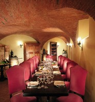 Im Weinkeller der Villa La Massa warten seltene Tropfen auf Gourmets und Weinkenner
