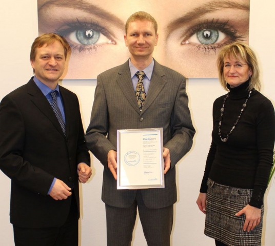 Frank Richter (li.) und Angela Jorcke von der Creditreformüberreichten Optical Express Finanzleiter Frank Richter (li.) und Angela Jorcke von der Creditreformüberreichten Optical Express Finanzleiter