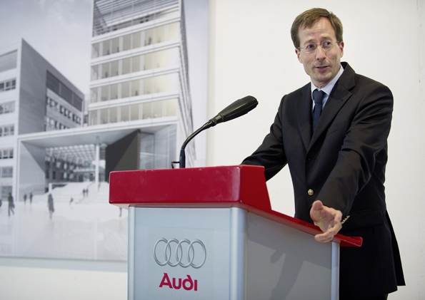 Audi Vorstand Axel Strotbek hält die Keynote auf dem automotiveDAY Audi Vorstand Axel Strotbek hält die Keynote auf dem automotiveDAY