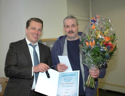 Geschäftsführer Sascha Blodau mit Jubilar Frank Schneider Geschäftsführer Sascha Blodau mit Jubilar Frank Schneider