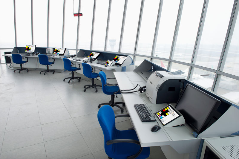 Vom Kontrollturm aus des Flughafens können am Touchscreen Alarme ausgelöst und empfangen werden. Vom Kontrollturm aus des Flughafens können am Touchscreen Alarme ausgelöst und empfangen werden.