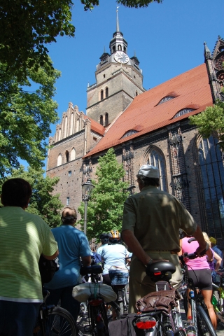 Radler vor der St. Katharinenkirche in Brandenburg an der Havel