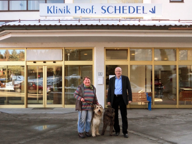 Mit dem Hund gemeinsam in die Rehabilitation: Prof. Dr. Hannes Schedel (rechts) und Karin Keisel vom Mit dem Hund gemeinsam in die Rehabilitation: Prof. Dr. Hannes Schedel (rechts) und Karin Keisel vom