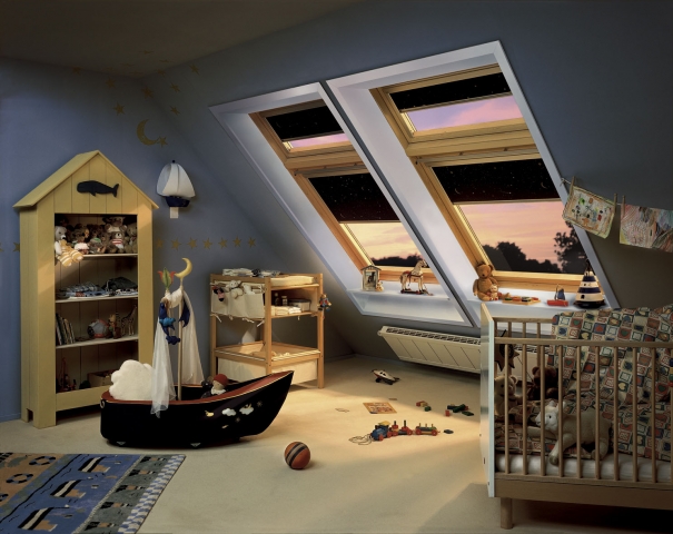 Mit dem VELUX Verdunkelungs-Rollo schlafen Kinder im Sommer leichter ein und der Kampf ums zu Bett g