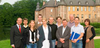 Gruppenfoto der Studierenden des Masters in Redevelopment vor Schloss Dyck