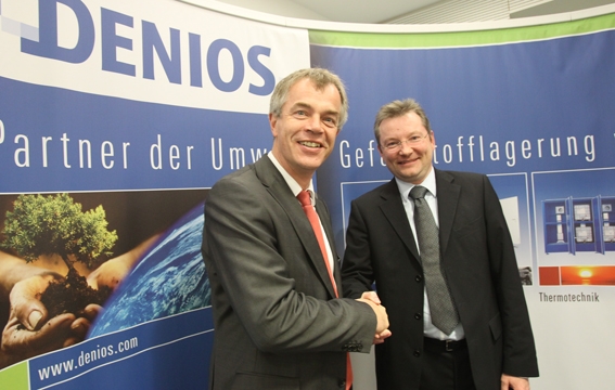 DENIOS-Vorstand Benedikt Boucke (re.) begrüßt den NRW-Umweltminister Johannes Remmel. DENIOS-Vorstand Benedikt Boucke (re.) begrüßt den NRW-Umweltminister Johannes Remmel.