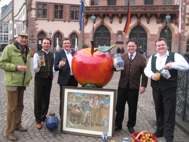 Der Bembel bekommt ein Dach: Die Initiatoren des Deutschen Apfelweinmuseums Peter Possmann, Thorsten Der Bembel bekommt ein Dach: Die Initiatoren des Deutschen Apfelweinmuseums Peter Possmann, Thorsten