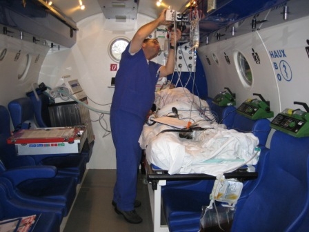 Im Notfall können Patienten, hier mit CO-Intoxikation, in der Therapiedruckkammer komplett intensivm Im Notfall können Patienten, hier mit CO-Intoxikation, in der Therapiedruckkammer komplett intensivm