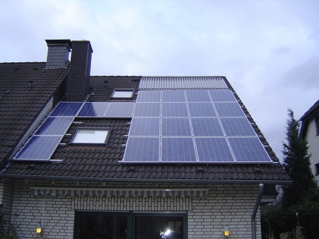Sonnenenergiehaus-Anlage installiert auf einem Einfamilienhaus Sonnenenergiehaus-Anlage installiert auf einem Einfamilienhaus